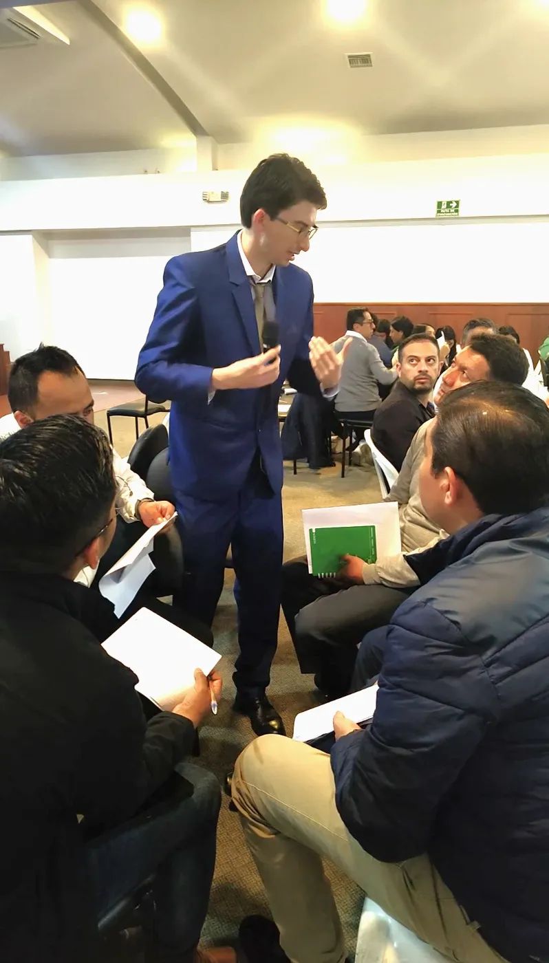 Francesco Arias guiando una dinámica con colaboradores de la Cooperativa Luz