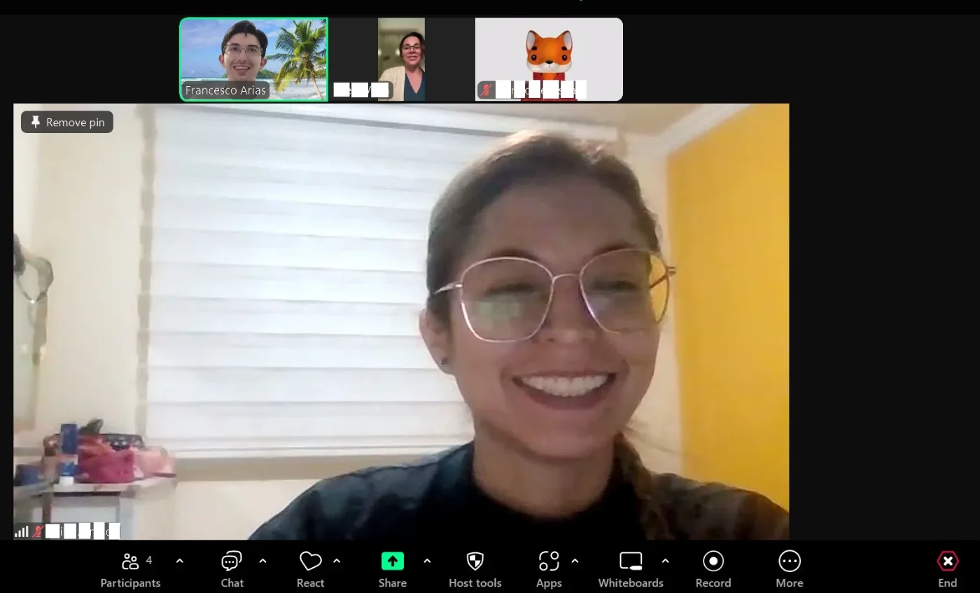 Francesco Arias dando una capacitación virtual en vivo