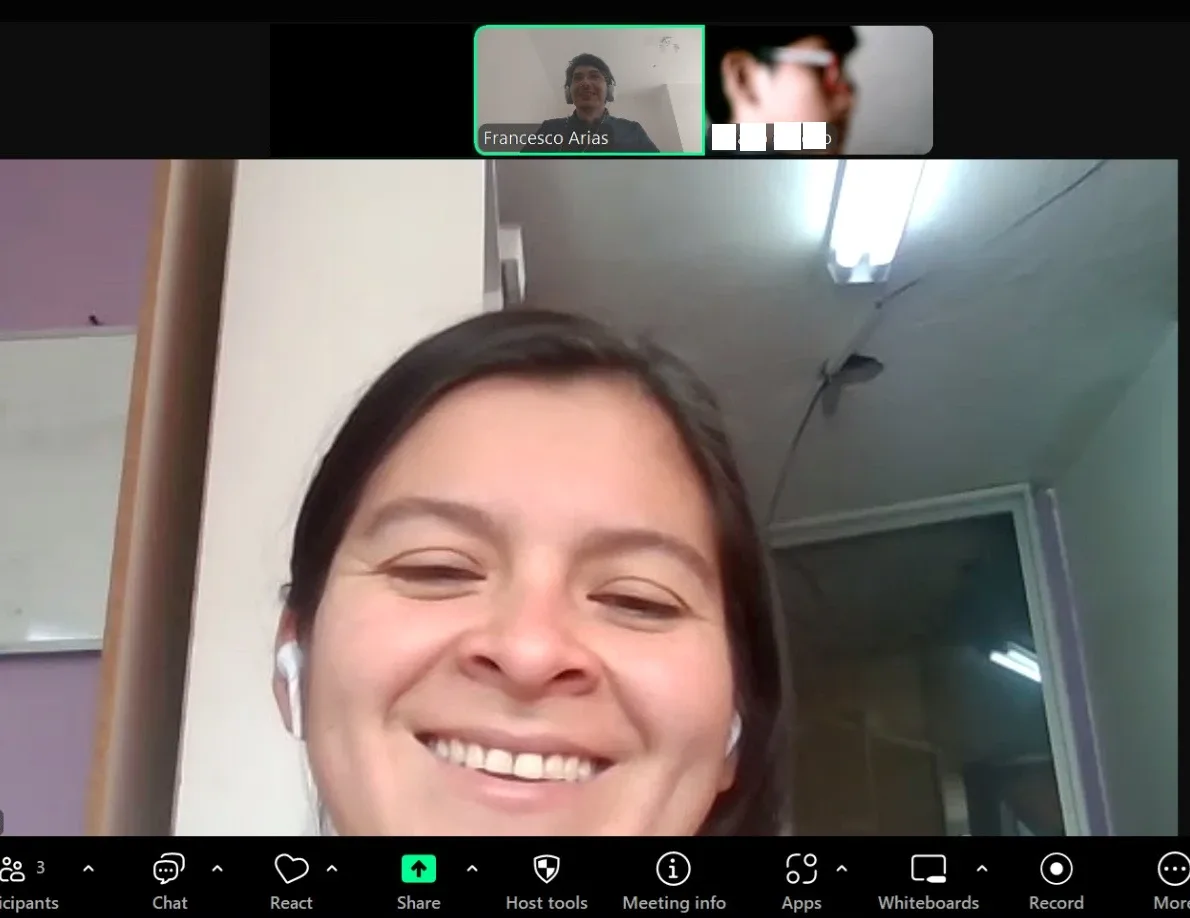 Participante sonriendo durante una capacitación virtual con Francesco Arias