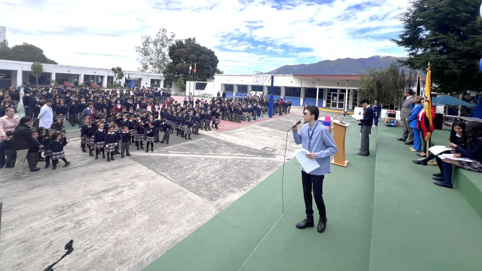Francesco Arias hablando ante cientos de estudiantes del Colegio Internacional SEK
