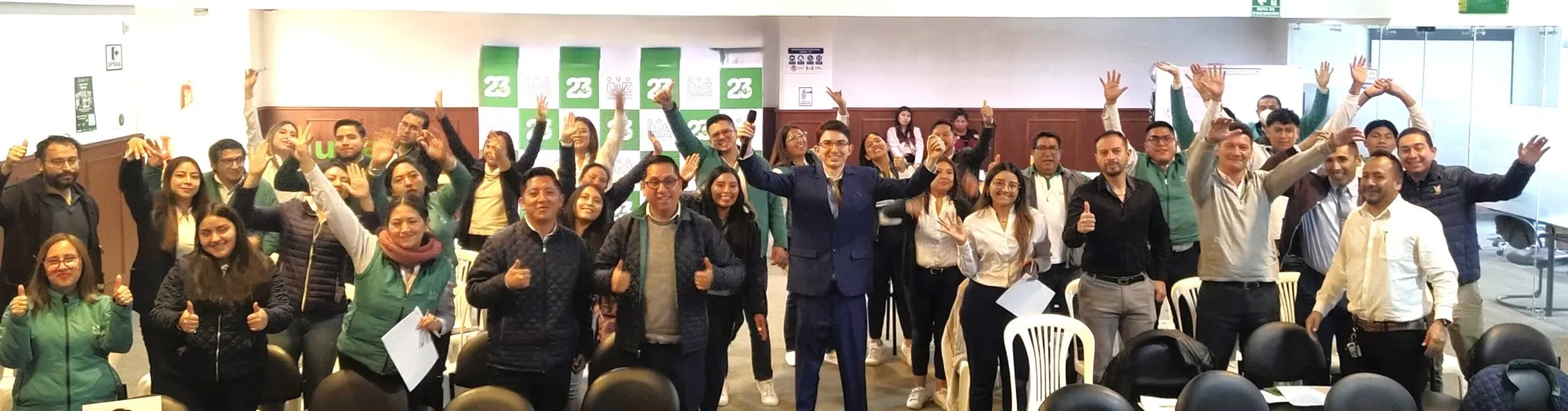Francesco Arias con el equipo de la Cooperativa Luz al final de una capacitación
