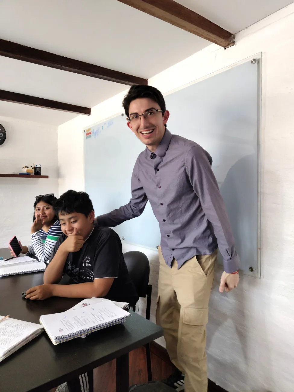 Francesco Arias como profesor de inglés junto a sus estudiantes en el aula