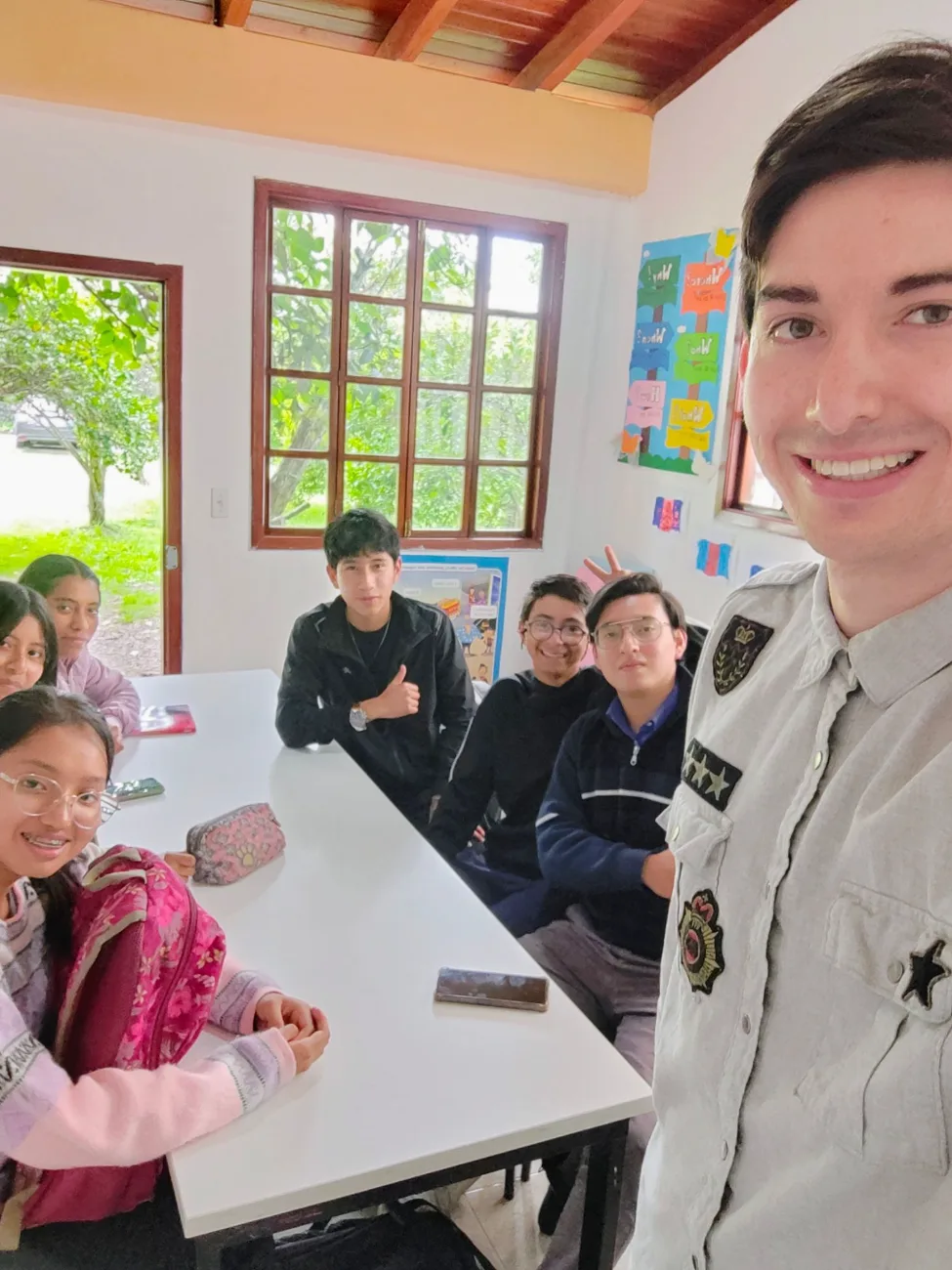 Francesco Arias con un grupo de estudiantes de inglés