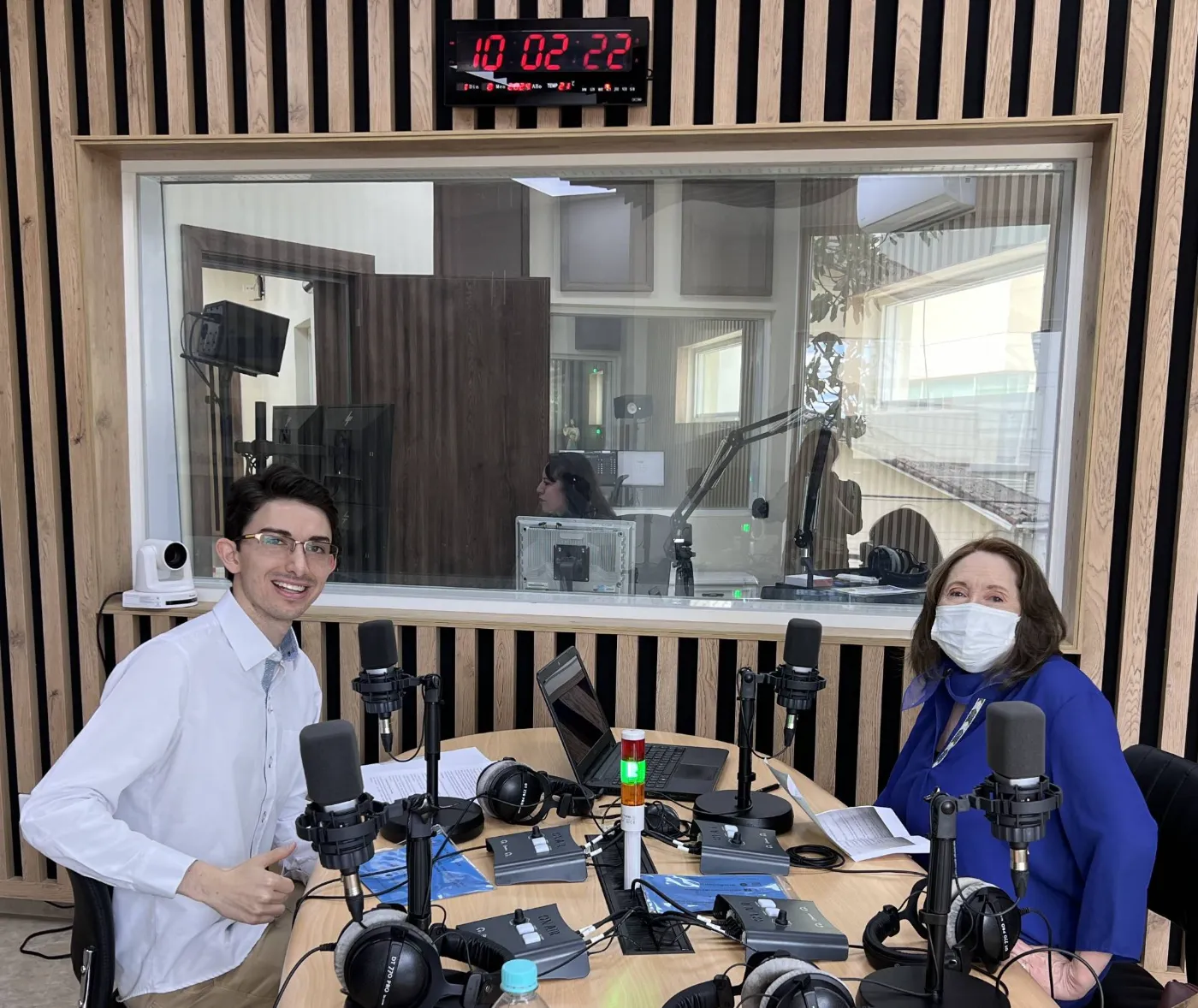 Francesco Arias en la cabina de Radio María