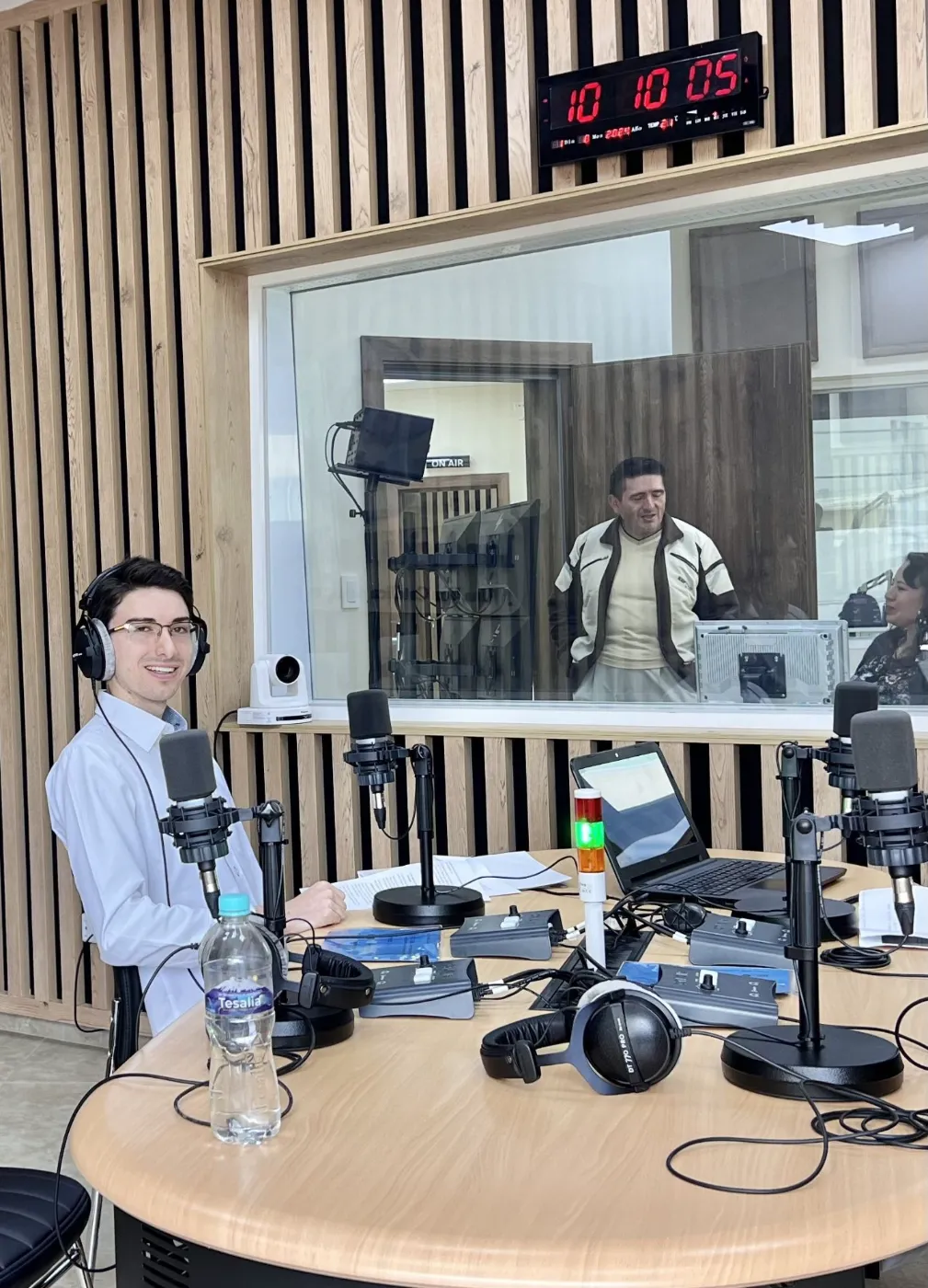 Francesco Arias en el estudio de Radio María con audífonos