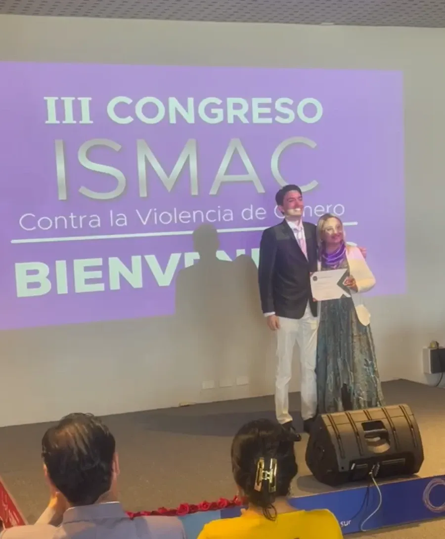 Francesco Arias recibiendo un certificado en el III Congreso ISMAC